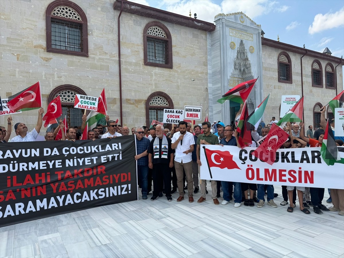 Nevşehir'de Nevşehir Filistin’e Destek Platformu, cuma namazı sonrası Külliye Camii önünde...