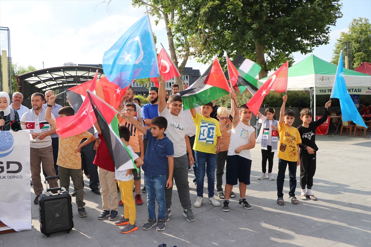 Niğde'de çocuklar, İsrail'in Filistin'e yönelik saldırılarını protesto etti. Anadolu Gençlik...