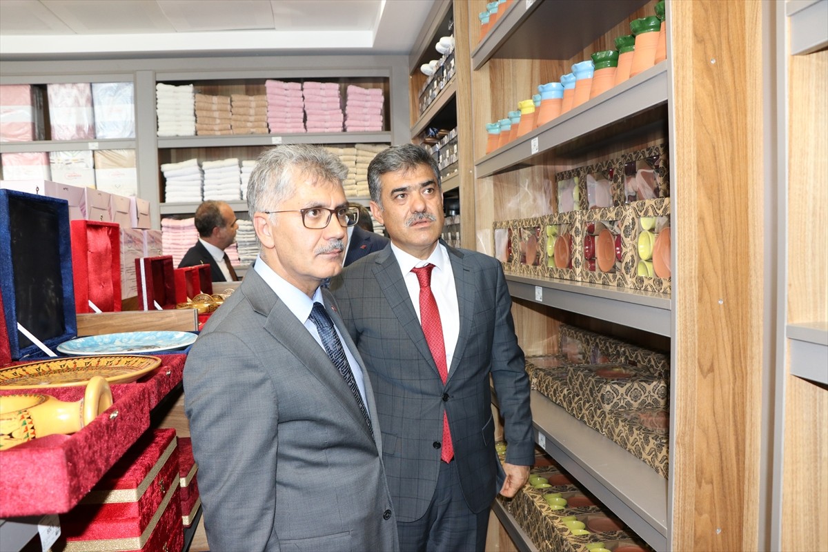 Niğde Adliyesi'nde, cezaevlerindeki hükümlülerin ürettikleri ürünlerin satışının yapıldığı...