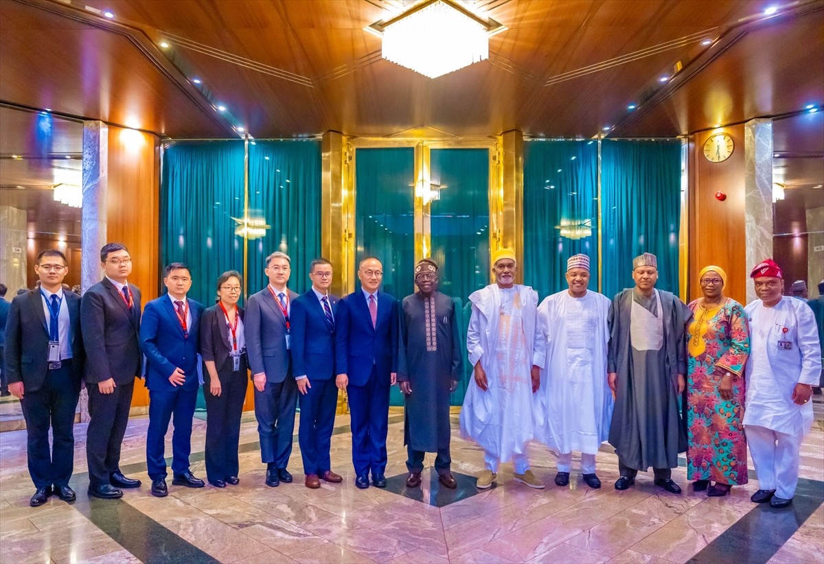 Nijerya Devlet Başkanı Bola Ahmed Tinubu (sağ 3), Nijerya'yı ziyaret eden Çin Dışişleri Bakan...