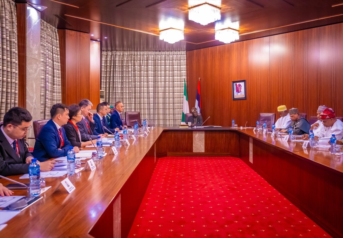 Nijerya Devlet Başkanı Bola Ahmed Tinubu (sağ 3), Nijerya'yı ziyaret eden Çin Dışişleri Bakan...