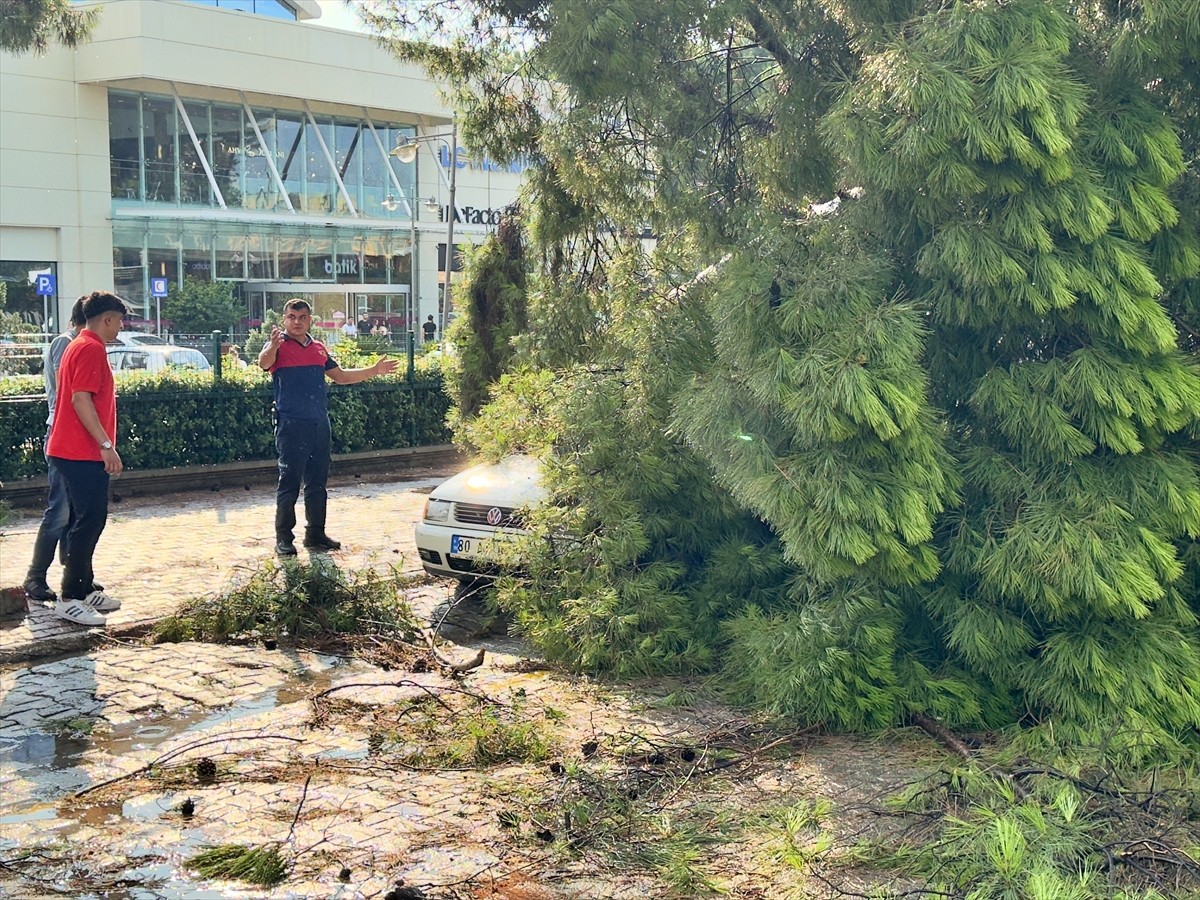 Osmaniye'de etkili olan sağanak ve şiddetli rüzgar nedeniyle yollarda su birikintileri oluştu, bir...
