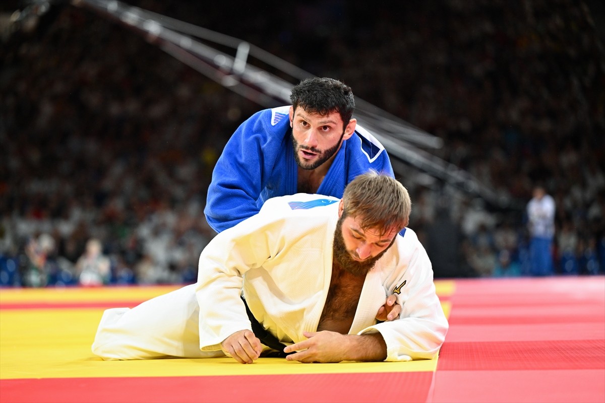 Paris 2024 Olimpiyat Oyunları'nda milli judocu Vedat Albayrak, son 16 turuna yükseldi.  Champ de...