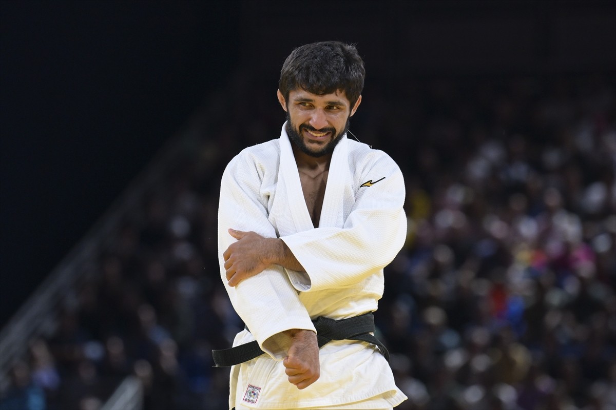 Paris 2024 Olimpiyat Oyunları'nın ilk gününde tatamiye çıkan milli judocu Salih Yıldız (beyaz)...