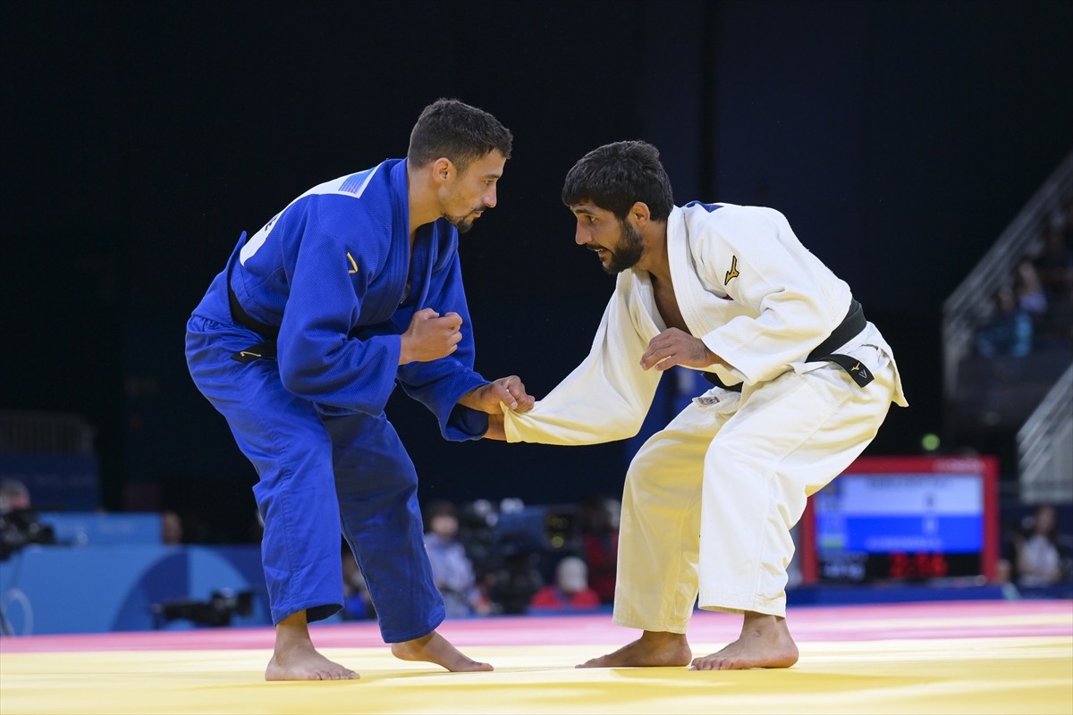 Paris 2024 Olimpiyat Oyunları'nın ilk gününde tatamiye çıkan milli judocu Salih Yıldız (beyaz)...