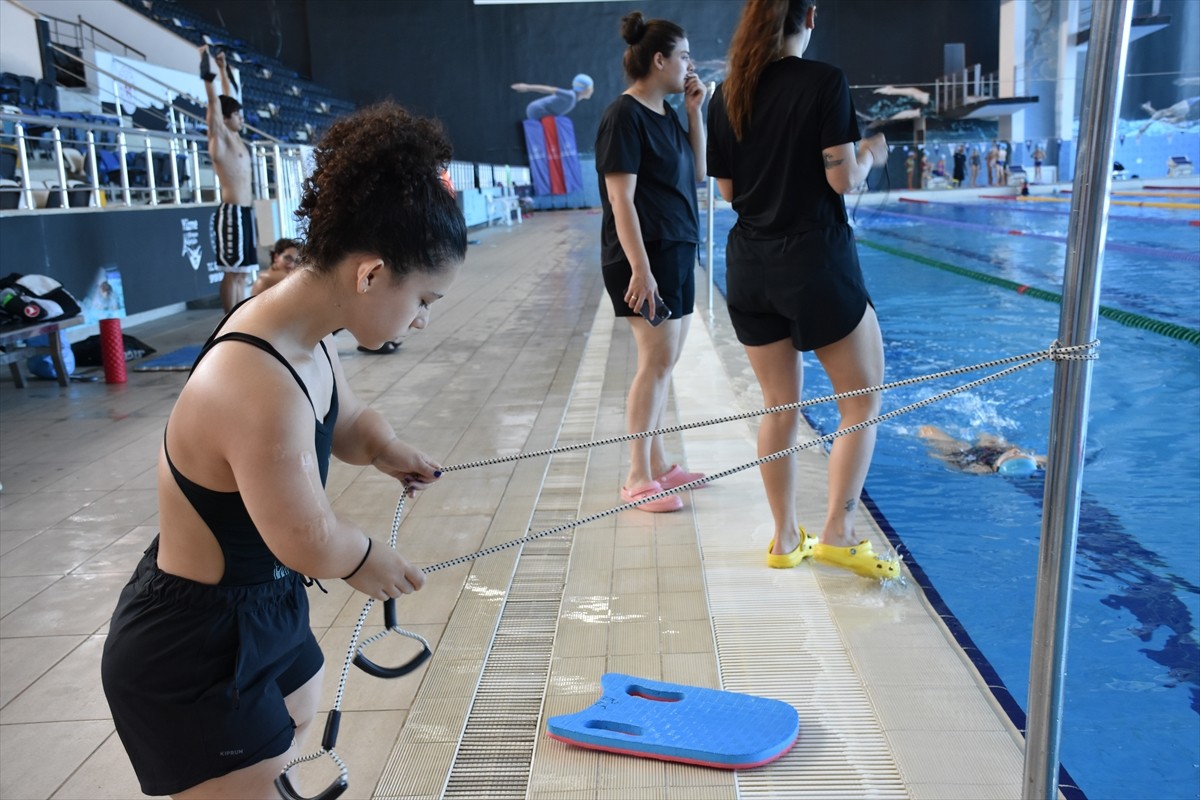 Paris 2024 Paralimpik Oyunları'nda mücadele edecek 15 yaşındaki milli para yüzücü Meryem Nur...