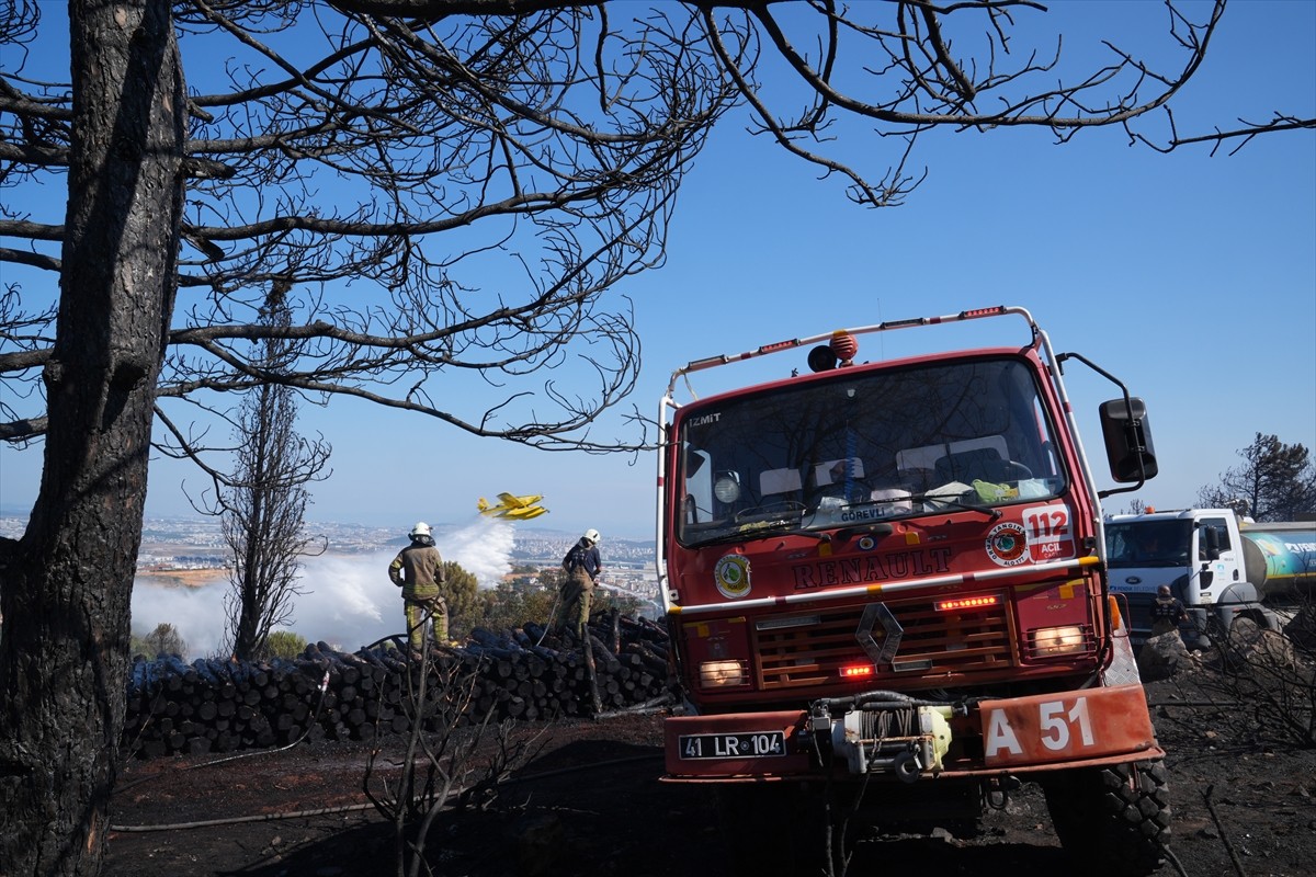  Pendik'te, Çamlık Mahallesi Aydos Ormanı'nda çıkan yangına, ekiplerin havadan ve karadan...