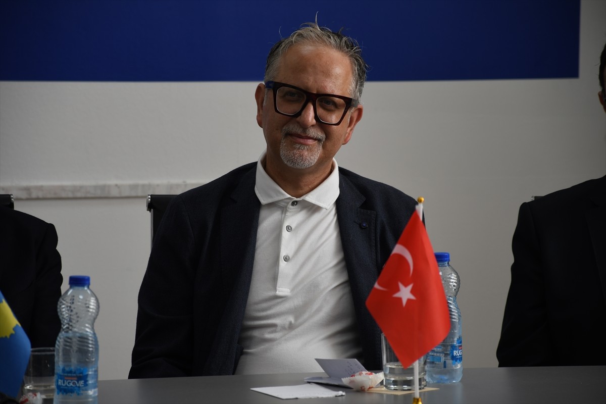 Plastik cerrahi uzmanları, asistanları, ameliyat hemşiresi ve ameliyat teknisyeninden oluşan 13...