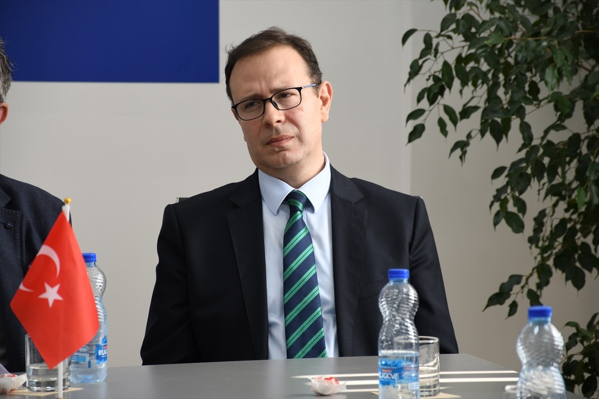 Plastik cerrahi uzmanları, asistanları, ameliyat hemşiresi ve ameliyat teknisyeninden oluşan 13...