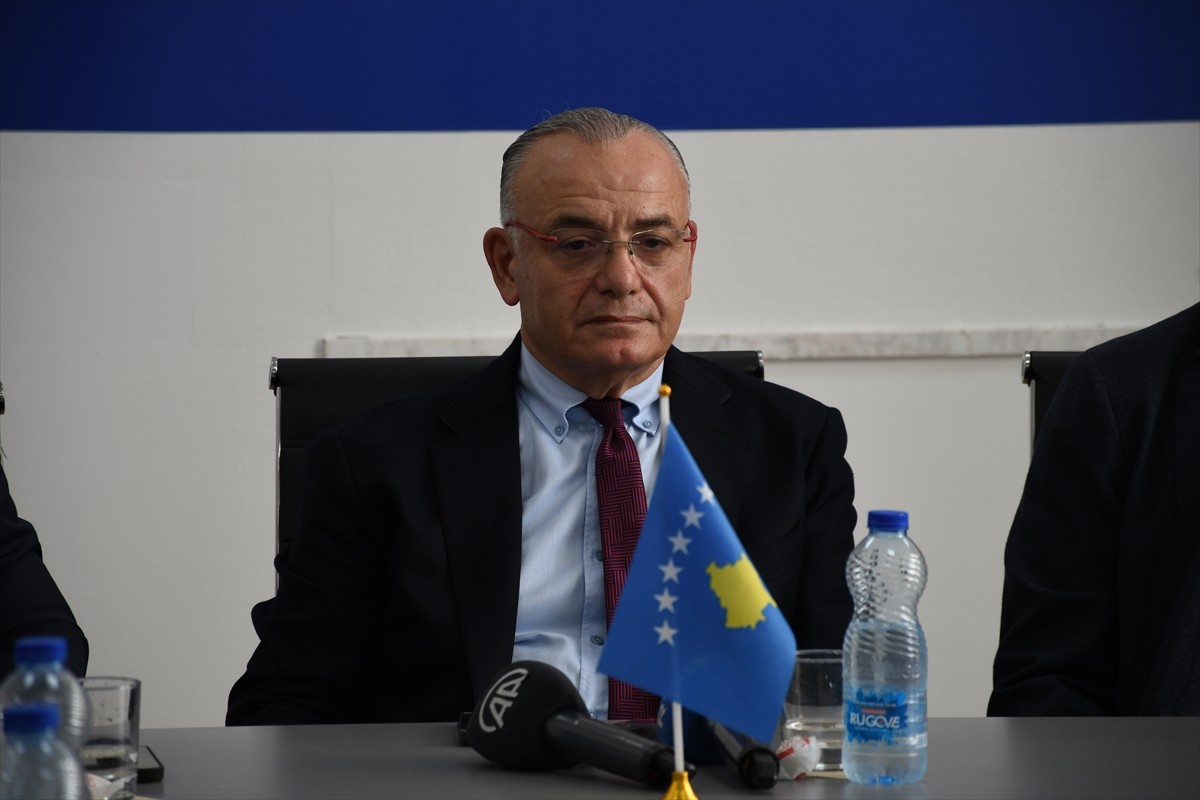 Plastik cerrahi uzmanları, asistanları, ameliyat hemşiresi ve ameliyat teknisyeninden oluşan 13...