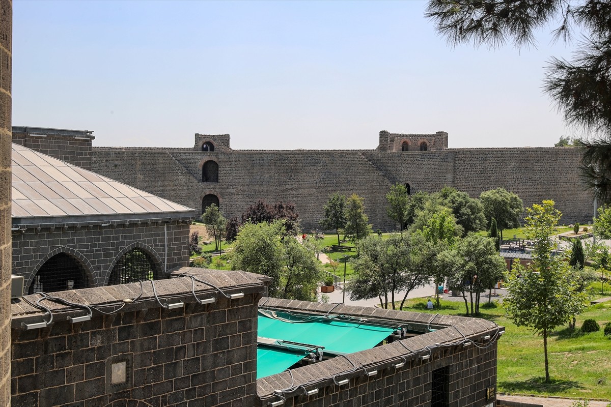 "Turistik Diyarbakır Ekspresi"nin seferlerinin başlaması kentin turizmine ivme kazandırdı....