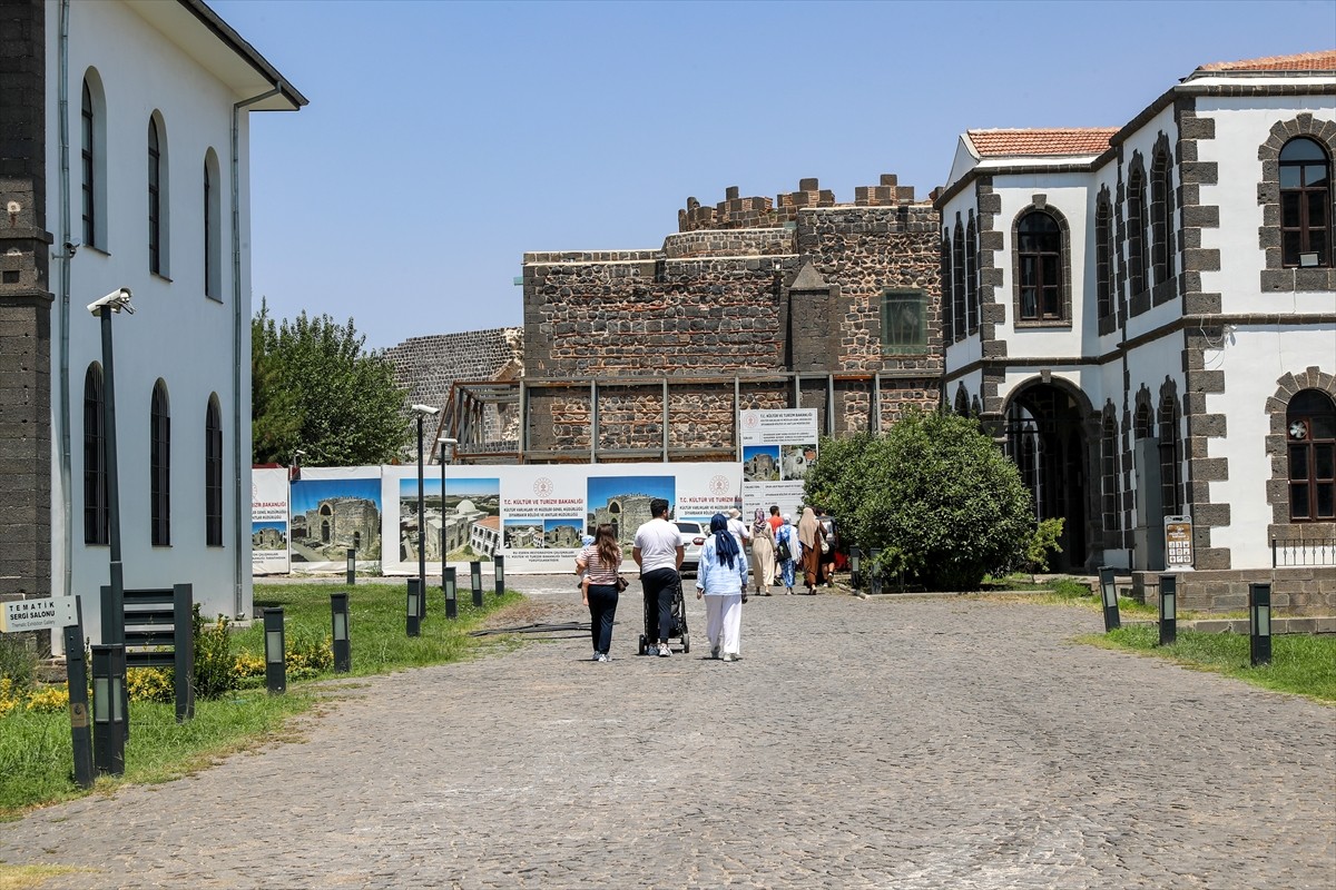 "Turistik Diyarbakır Ekspresi"nin seferlerinin başlaması kentin turizmine ivme kazandırdı....