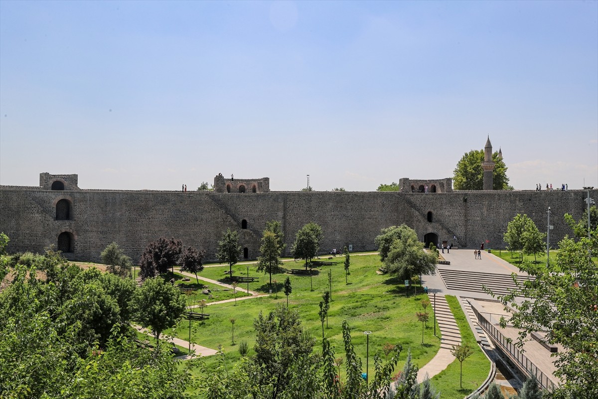 "Turistik Diyarbakır Ekspresi"nin seferlerinin başlaması kentin turizmine ivme kazandırdı....