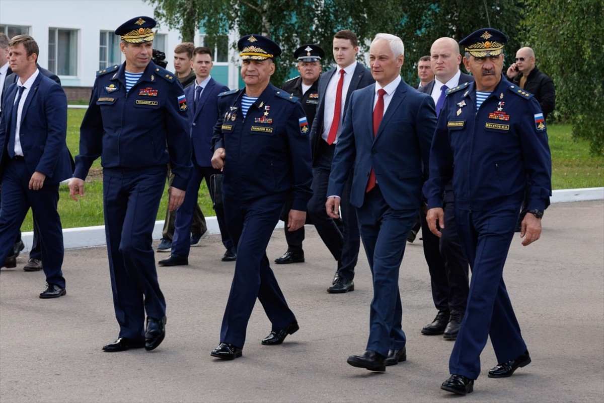 Rusya Savunma Bakanı Andrey Belousov (sol 2), başkent Moskova Askeri Bölgesi’ne gerçekleştirdiği...