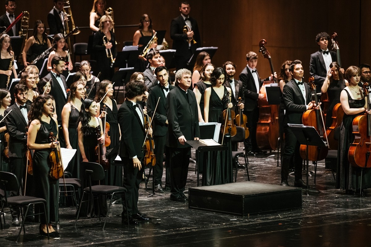 Sabancı Vakfınca desteklenen ve şef Cem Mansur'un yönettiği Türkiye Gençlik Filarmoni Orkestrası...