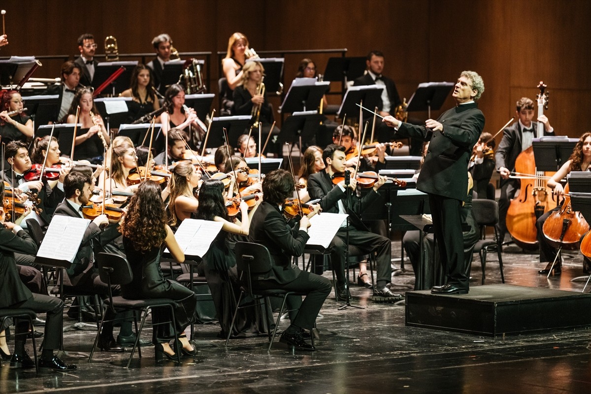 Sabancı Vakfınca desteklenen ve şef Cem Mansur'un yönettiği Türkiye Gençlik Filarmoni Orkestrası...