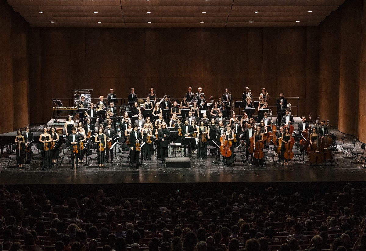 Sabancı Vakfınca desteklenen ve şef Cem Mansur'un yönettiği Türkiye Gençlik Filarmoni Orkestrası...