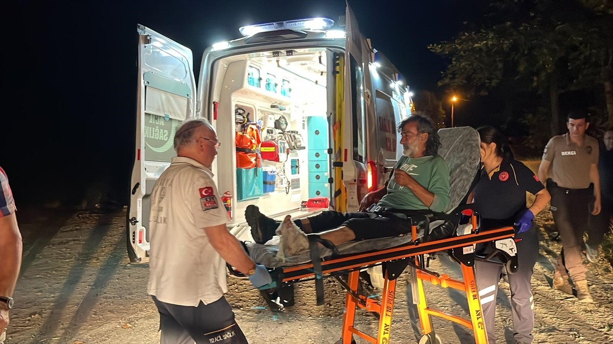 Sakarya'nın Hendek ilçesinde dereye düşerek yaralanan kişi, ekipler tarafından kurtarılarak...