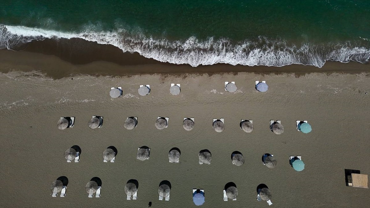 Sakarya'nın Karadeniz'e kıyısı olan sahillerinde olumsuz koşullar nedeniyle denize girişlere izin...