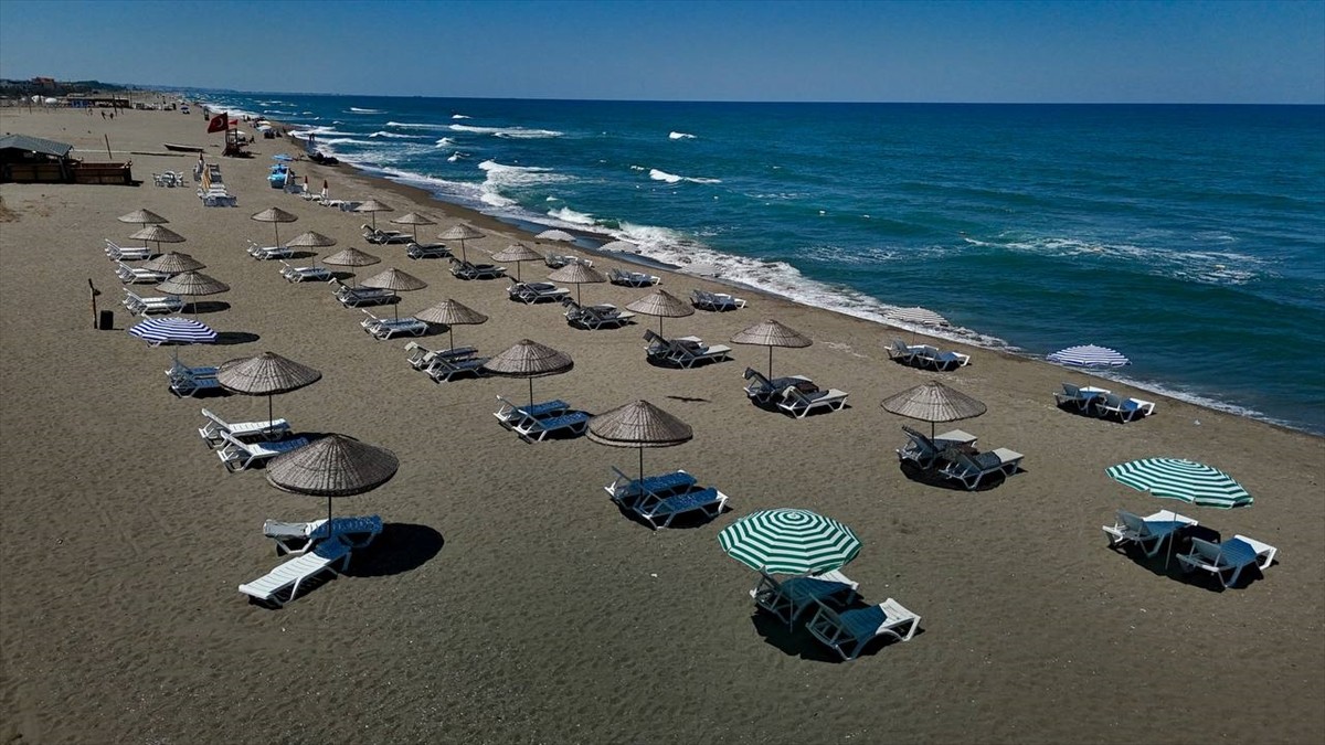 Sakarya'nın Karadeniz'e kıyısı olan sahillerinde olumsuz koşullar nedeniyle denize girişlere izin...