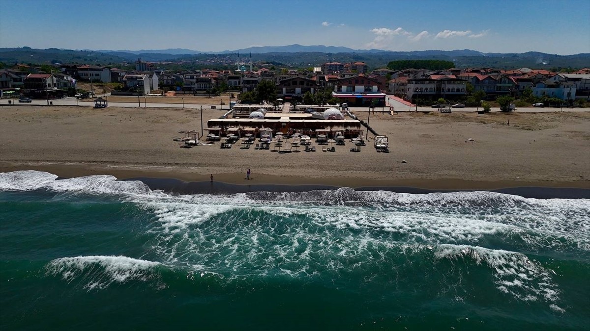 Sakarya'nın Karadeniz'e kıyısı olan sahillerinde olumsuz koşullar nedeniyle denize girişlere izin...