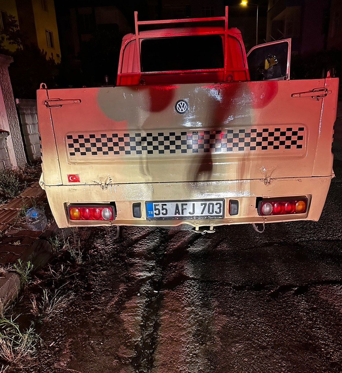 Samsun'un Atakum ilçesinde tartıştığı kişiye ait pikabı kundakladığı öne sürülen şüpheli...