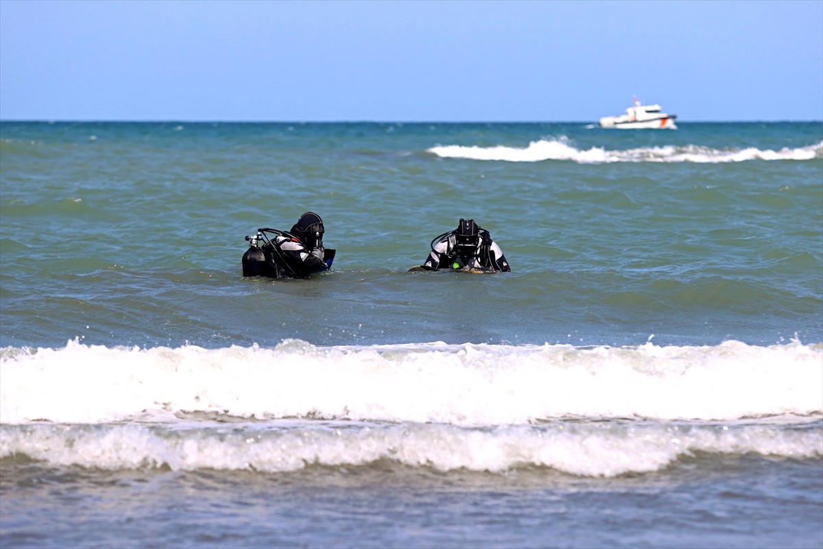 Samsun'un Atakum sahilinde denizde boğulma tehlikesi geçiren genç kurtarıldı, kaybolan babası için...