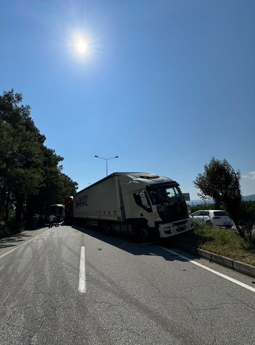 Samsun'un Terme ilçesinde, tırların karıştığı hasarlı kaza nedeniyle bir süre ulaşıma kapanan...