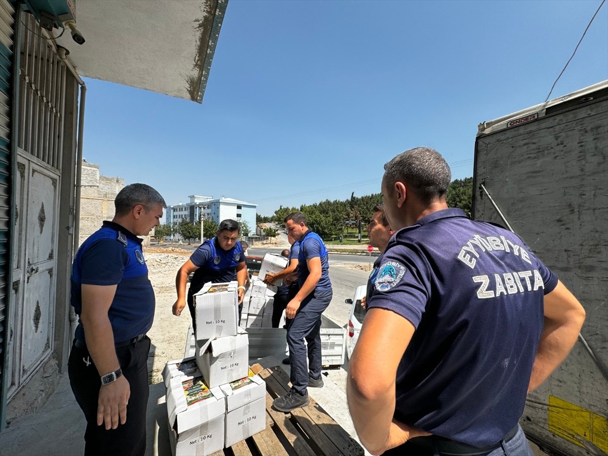Şanlıurfa'nın Eyyübiye ilçesinde son kullanma tarihi geçmiş bir ton şeker ve lokum imha...