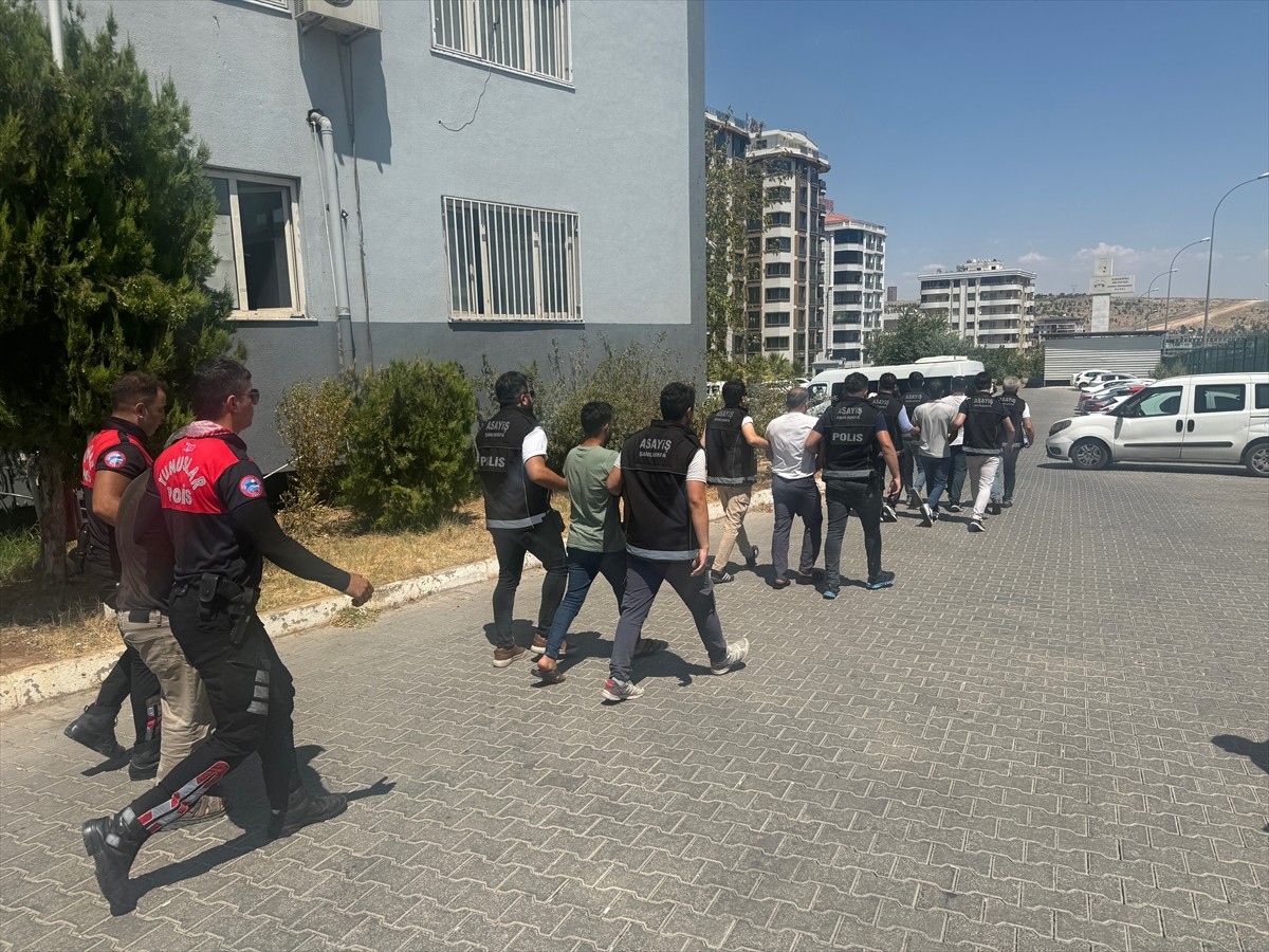 Şanlıurfa'nın merkez Eyyübiye ilçesinde; 2 kilo 300 gram altın, 10 bin lira, 10 cep telefonu ve 1...