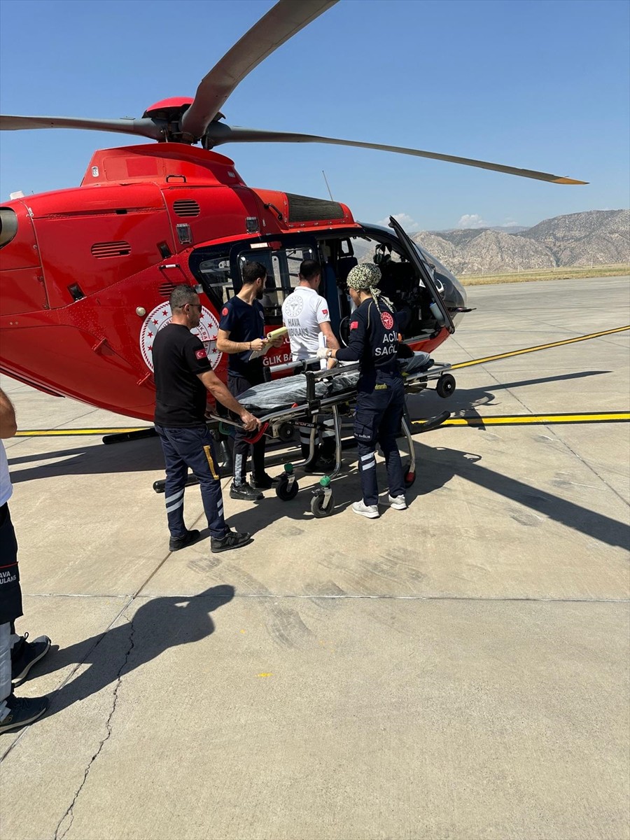 Şırnak'ın Silopi ilçesinde rahatsızlanan 3 yaşındaki çocuk ambulans helikopterle Elazığ'a sevk...