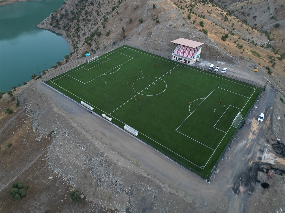 Şırnak'ın Uludere ilçesine bağlı Hilal beldesindeki baraj gölü manzaralı stat, genç futbolcuların...