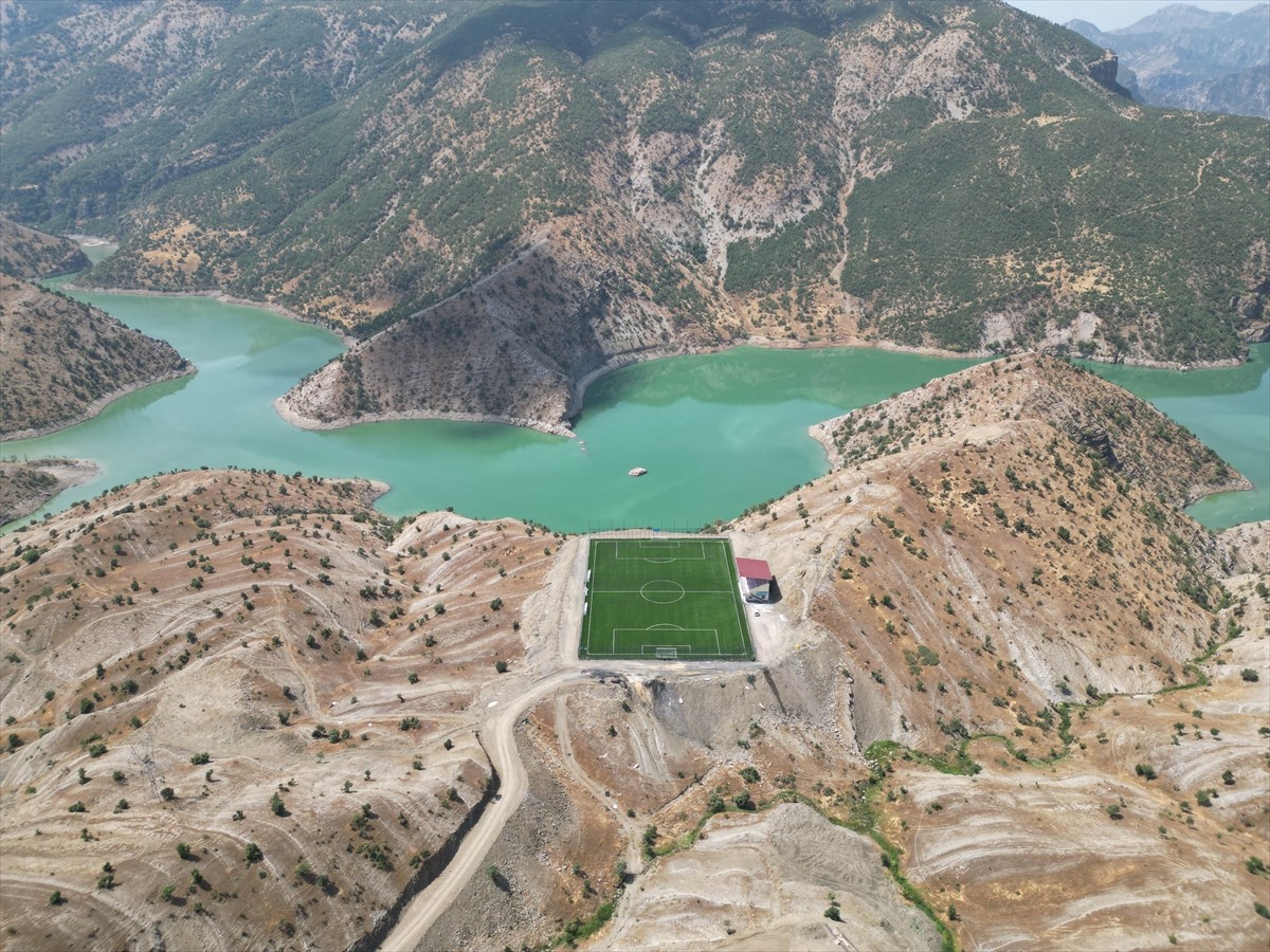 Şırnak'ın Uludere ilçesine bağlı Hilal beldesindeki baraj gölü manzaralı stat, genç futbolcuların...