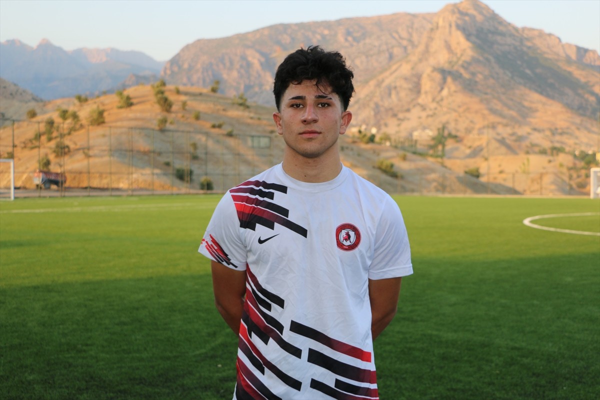 Şırnak'ın Uludere ilçesine bağlı Hilal beldesindeki baraj gölü manzaralı stat, genç futbolcuların...