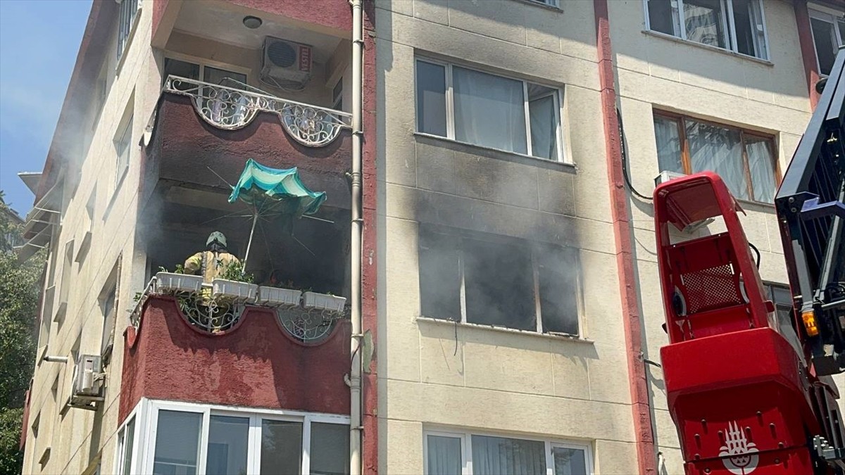 Şişli'de 4 katlı binada çıkan yangın itfaiye ekiplerinin müdahalesiyle söndürüldü. Dairede hasara...