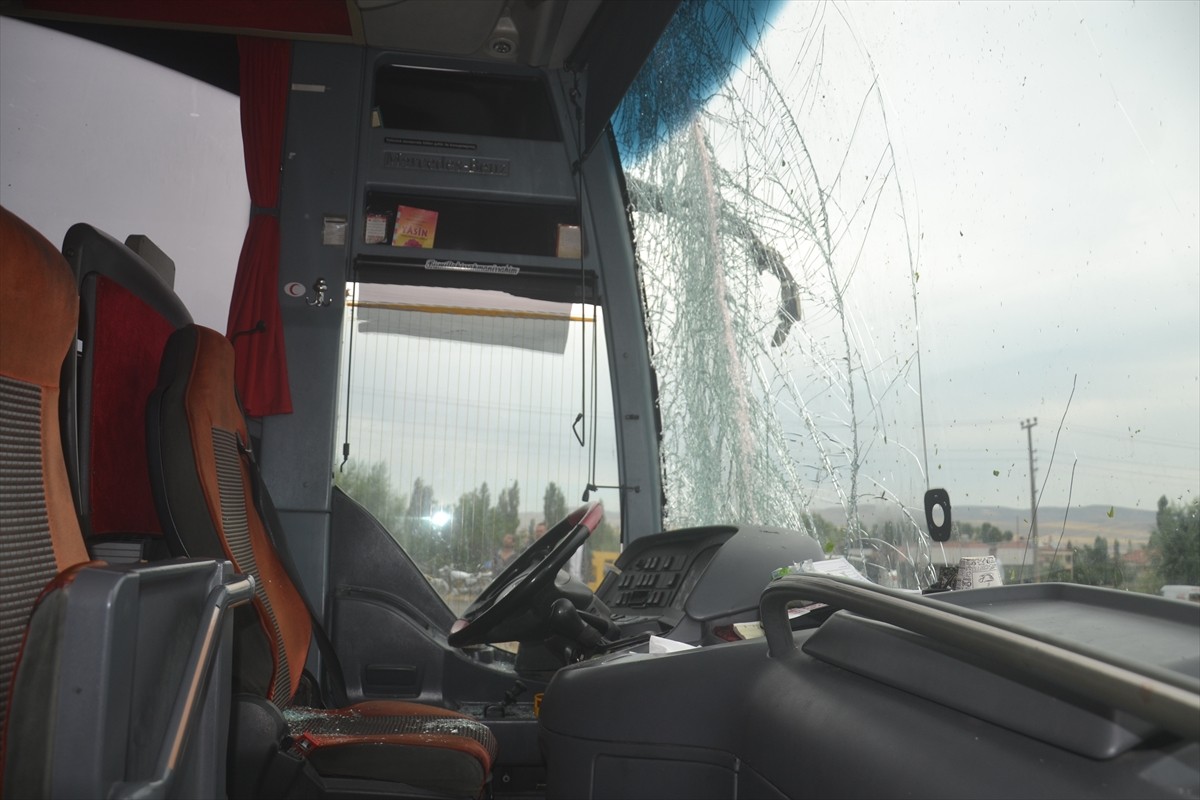 Sivas'ın Şarkışla ilçesinde refüjdeki aydınlatma direğine çarpan yolcu otobüsünün sürücüsü...