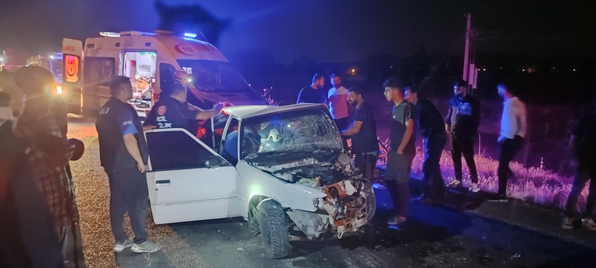 Sivas'ın Ulaş ilçesinde, iki otomobilin çarpışması sonucu yaralanan 6 kişi hastaneye...