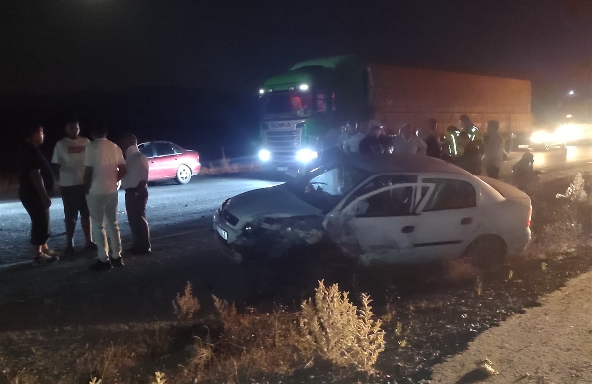 Sivas'ın Ulaş ilçesinde, iki otomobilin çarpışması sonucu yaralanan 6 kişi hastaneye...