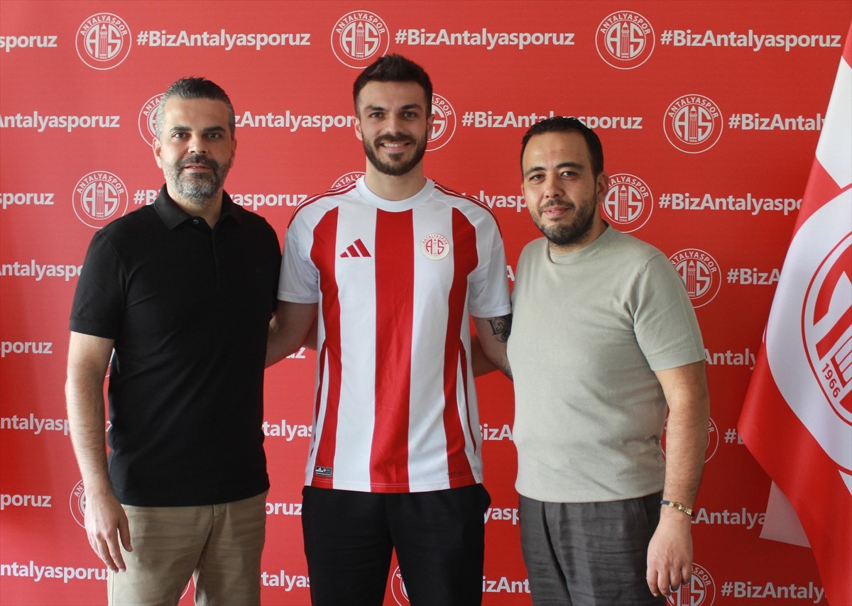 Süper Lig ekiplerinden Antalyaspor, kaleci Abdullah Yiğiter'i üç yıllığına renklerine bağladı....