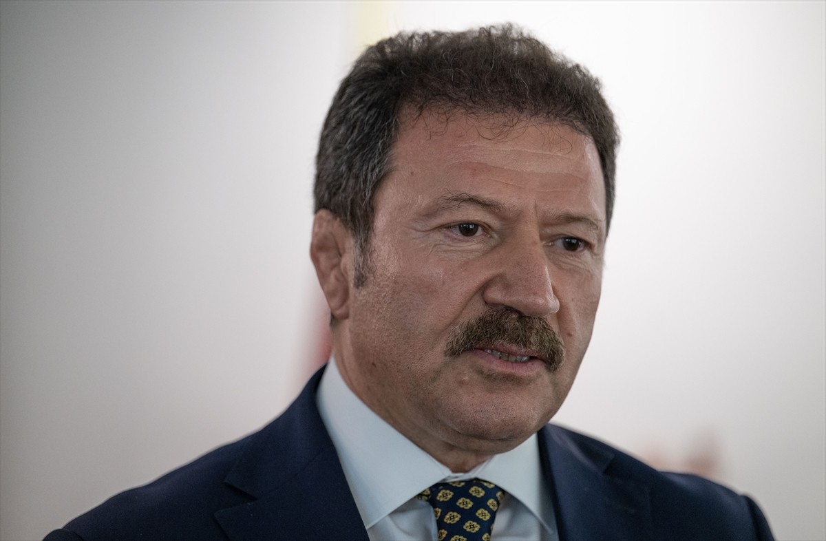 TBMM Bayındırlık, İmar, Ulaştırma ve Turizm Komisyonu Başkanı Adil Karaismailoğlu (sol 2)...