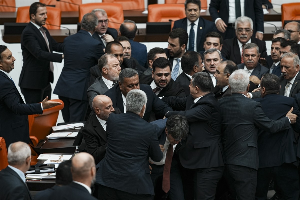 TBMM Genel Kurulunda muhalefet partilerinin grup önerilerinin görüşülmesi sırasında AK Parti ile...