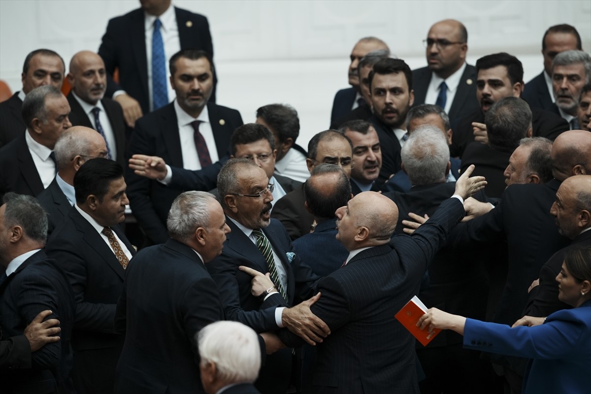 TBMM Genel Kurulunda muhalefet partilerinin grup önerilerinin görüşülmesi sırasında AK Parti ile...