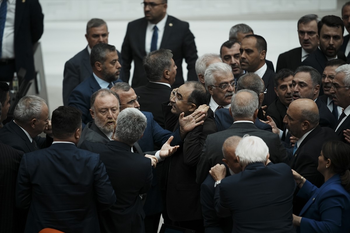 TBMM Genel Kurulunda muhalefet partilerinin grup önerilerinin görüşülmesi sırasında AK Parti ile...