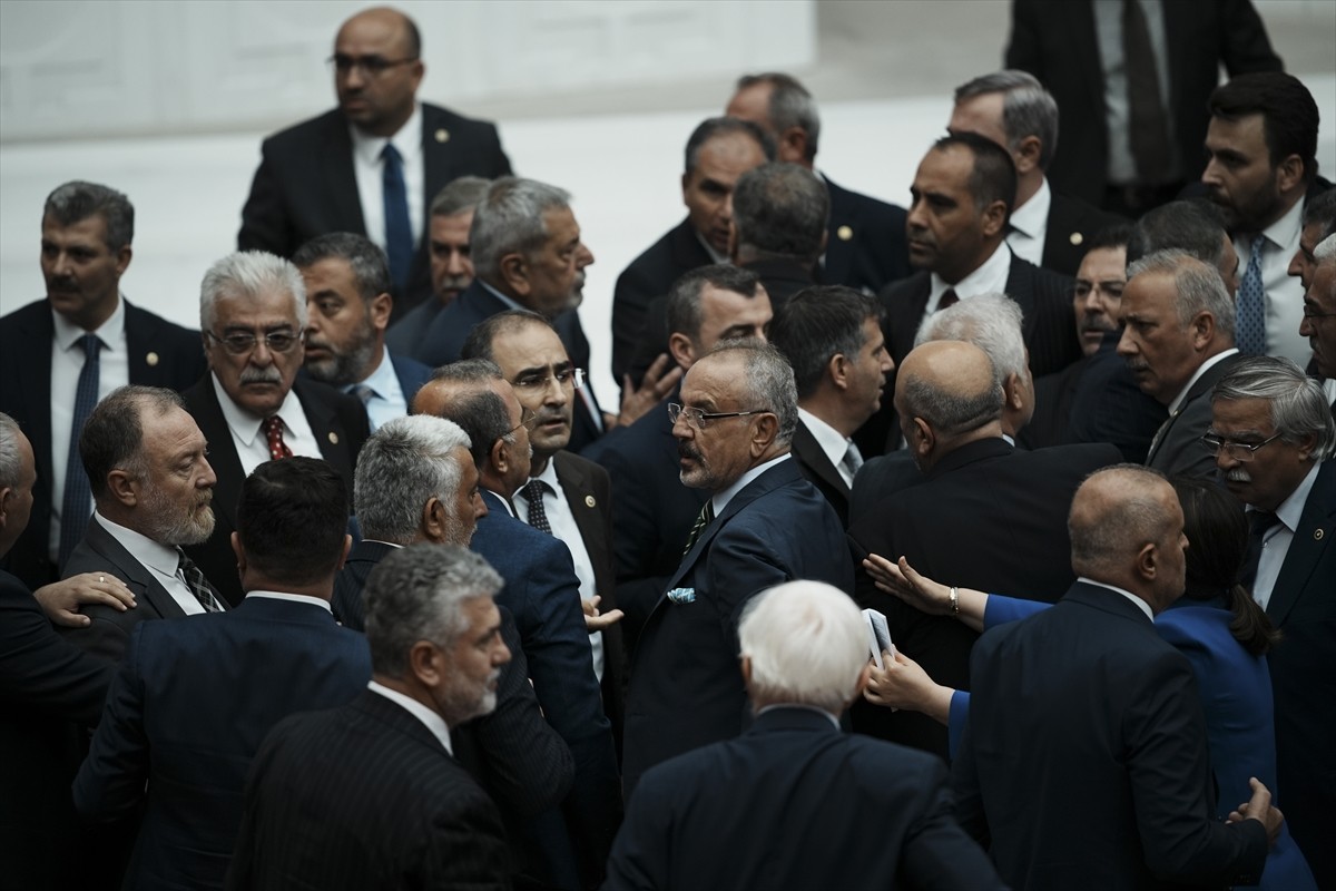 TBMM Genel Kurulunda muhalefet partilerinin grup önerilerinin görüşülmesi sırasında AK Parti ile...