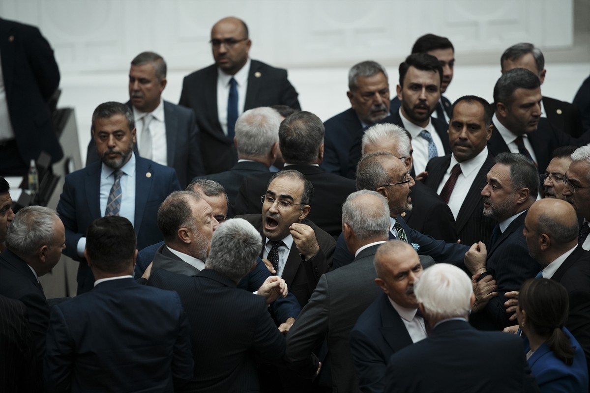 TBMM Genel Kurulunda muhalefet partilerinin grup önerilerinin görüşülmesi sırasında AK Parti ile...