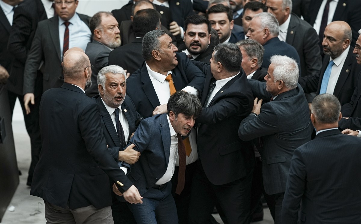 TBMM Genel Kurulunda muhalefet partilerinin grup önerilerinin görüşülmesi sırasında AK Parti ile...