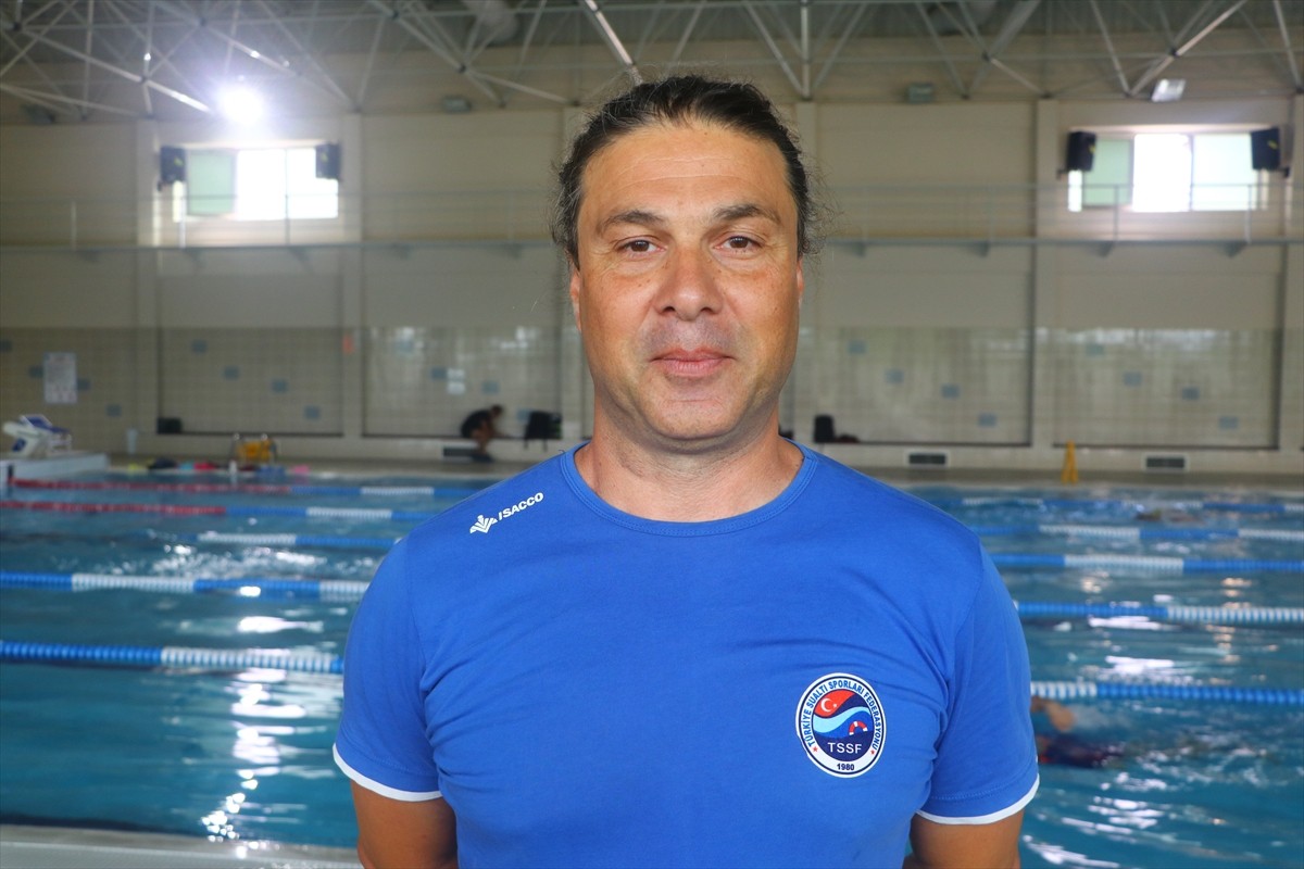 Tekirdağ'da yaşayan dünya şampiyonu milli sporcu Nida Bulut, yüzmeden sıkılıp 2 yıl önce başladığı...