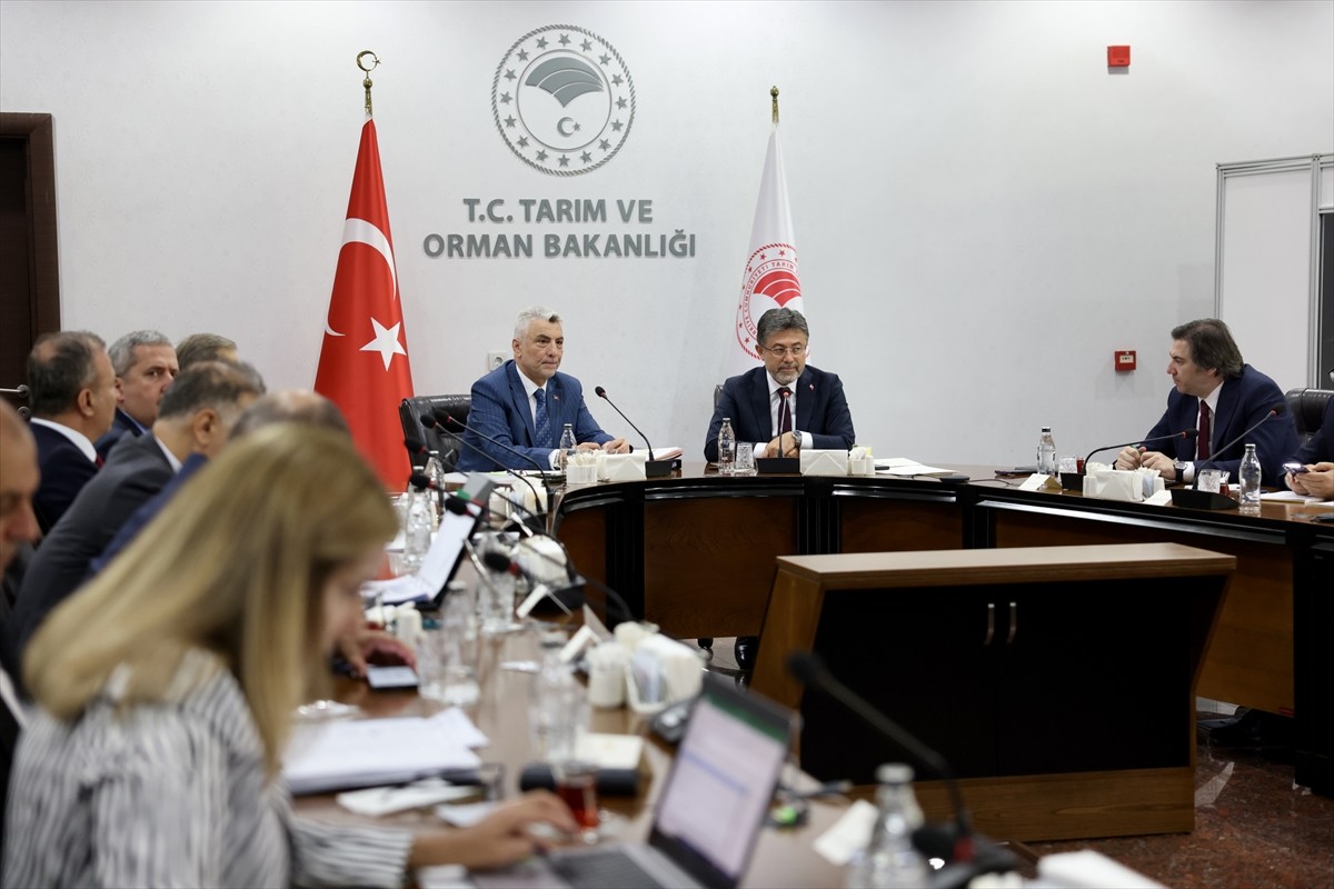 Ticaret Bakanı Ömer Bolat (solda) ile Tarım ve Orman Bakanı İbrahim Yumaklı'nın (sağ 2)...