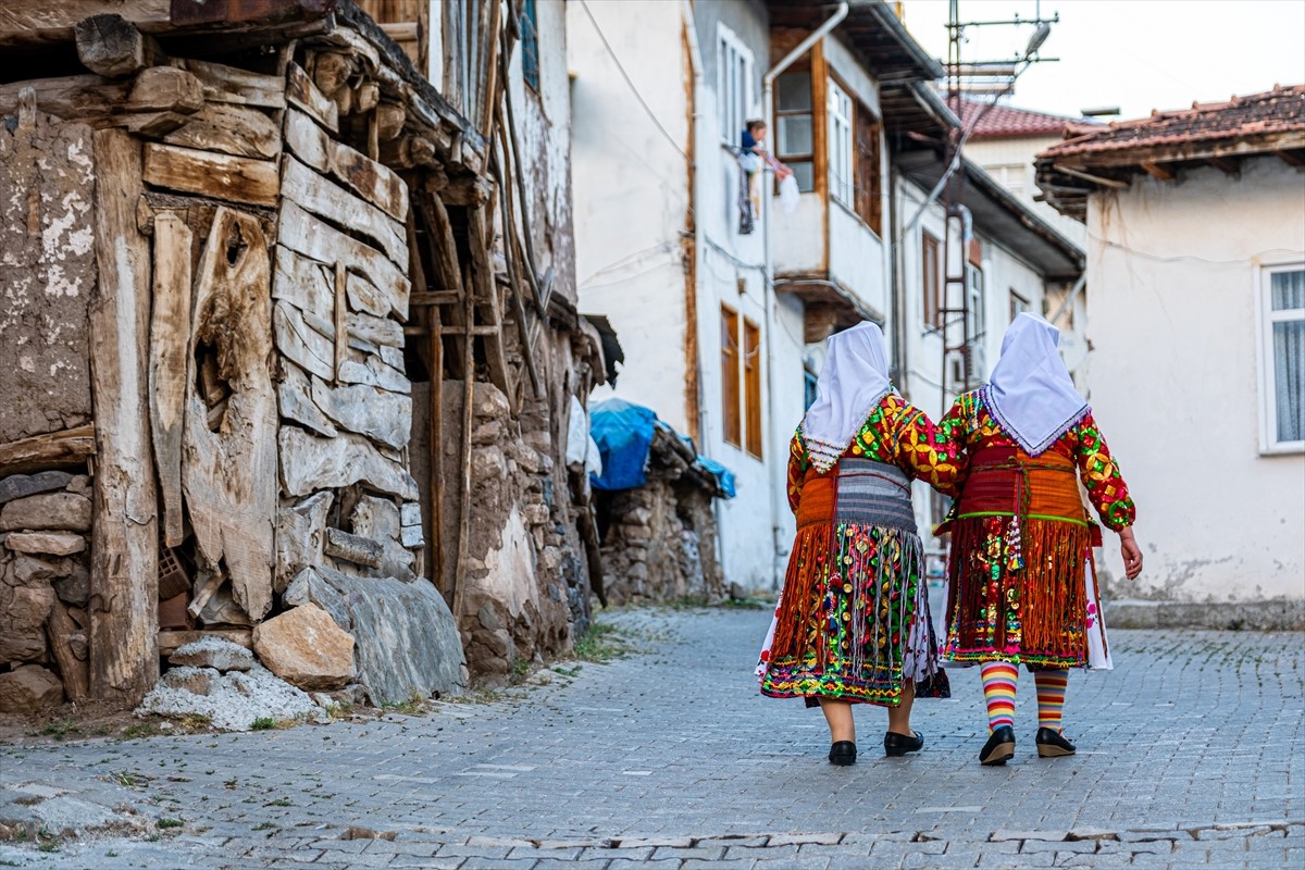 Tokat'ın Almus ilçesine bağlı Akarçay beldesinde yaşayan kadınlar, geleneksel kıyafetlerini...