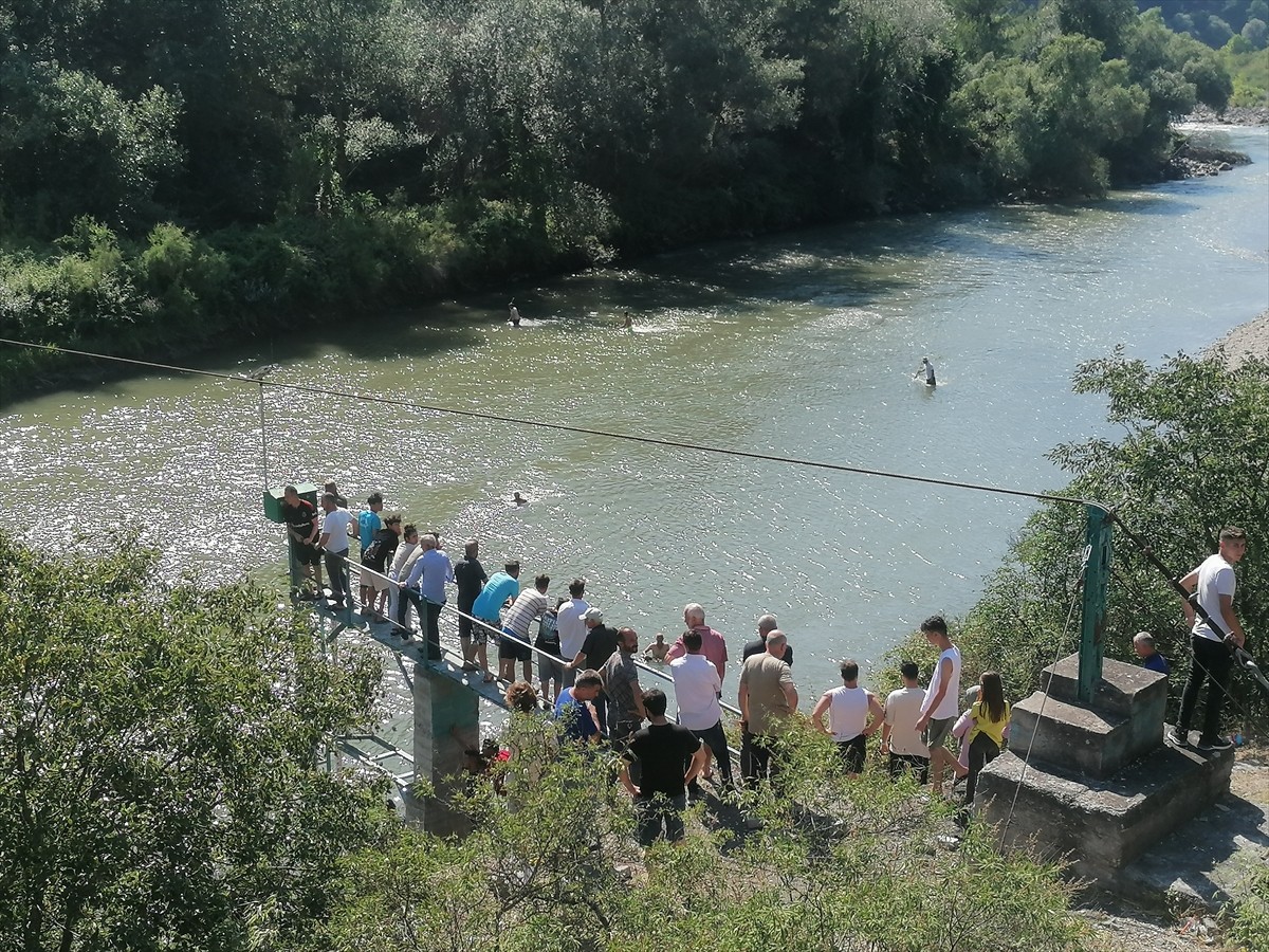 Tokat'ın Erbaa ilçesinde serinlemek için Yeşilırmak nehrine giren genç boğuldu. Tokat'tan gelen...